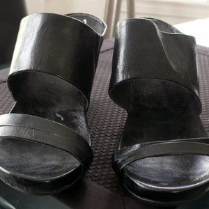 Kennith Cole Unlisted Black Wedge Shoe 7.5M